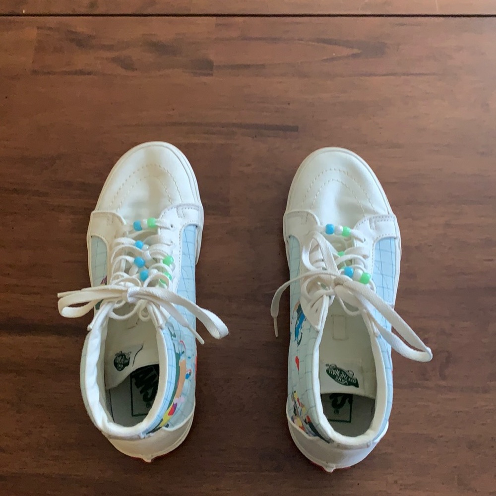 Van’s hi top. Sz US women 8.5, men’s 7.0